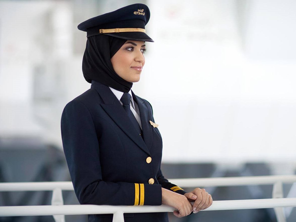 Сайт авиакомпании этихад. Женщины пилоты Этихад Эйрвейз. Etihad Airways пилоты.