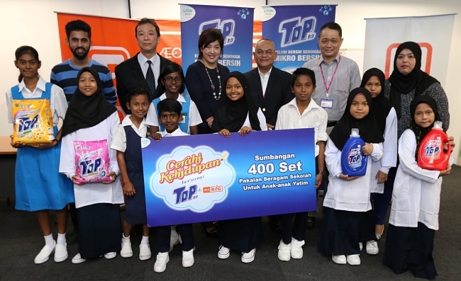 TOP Micro Clean Tech Powers ‘Cerahi Kehidupan Bersama TOP & AEON Big’ CSR To Clothe 400 Underprivileged Children with New School Uniforms