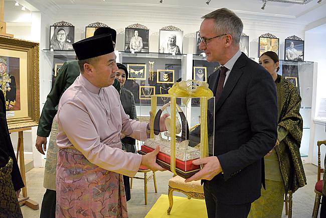 There’s An Exhibition In France That Shows Off Kelantan Most Beautiful Collection !