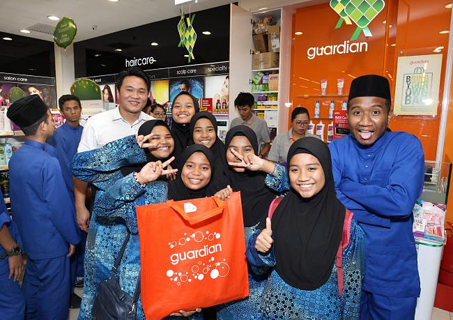   Guardian Malaysia Gives 100 Children Exclusive Ramadan Outing