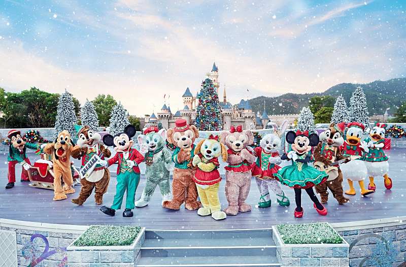 Experience a Frozen-themed Winter Wonderland during “A Disney Christmas” at Hong Kong Disneyland Resort