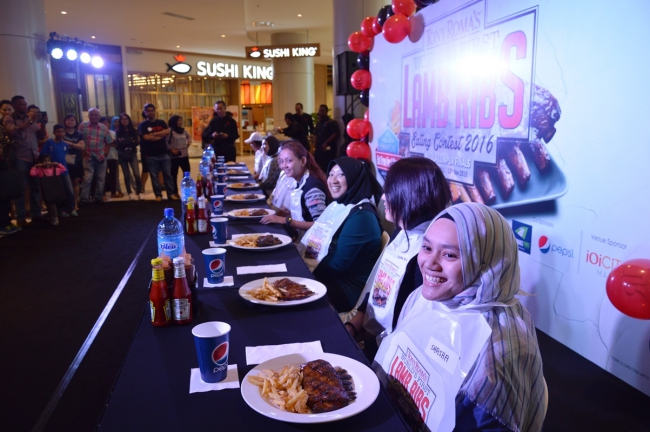  Tony Roma’s crowns champs of TR’s world first Lamb Ribs-Eating Contest