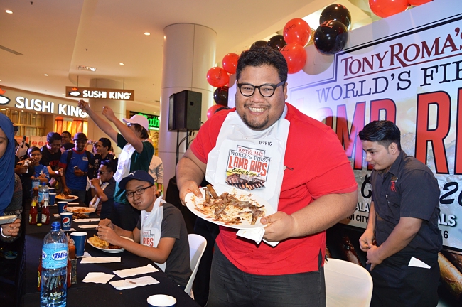  Tony Roma’s crowns champs of TR’s world first Lamb Ribs-Eating Contest