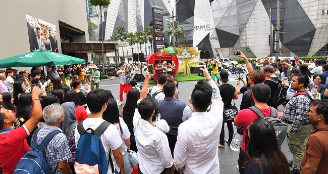 Somersby Cider’s Giant Apples Unveil #MagicMoments!