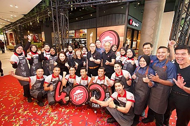 PIZZA HUT CELEBRATES 400TH HUT MILESTONE