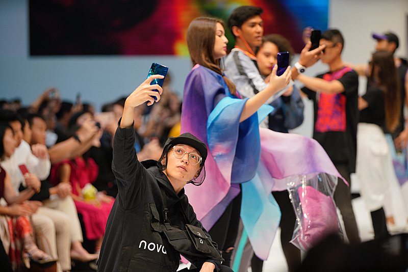 HUAWEI nova 5T Wows Crowd at Global Unveil