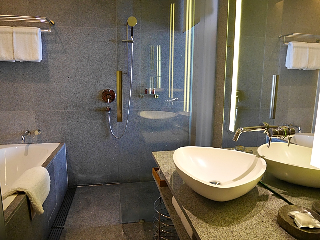 Oasia Hotel Singapore Bathroom