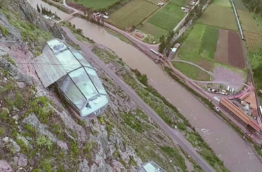CRAZY TRANSPARENT SLEEPING CAPSULES AT 400 FEET!