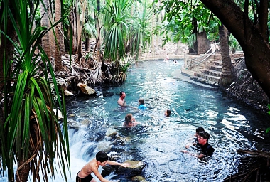 PEOPLE ARE GOING TO HOT POOLS WHEN IN AUSTRALIA!