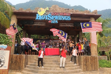 LOST WORLD OF TAMBUN CELEBRATES THE COLOURS OF MALAYSIA!