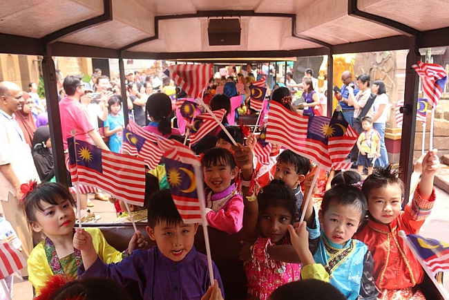 Lost World Of Tambun Celebrates The Colours Of Malaysia!