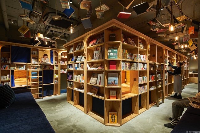 Sleep In A Bookshelf In A Japanese Hostel!