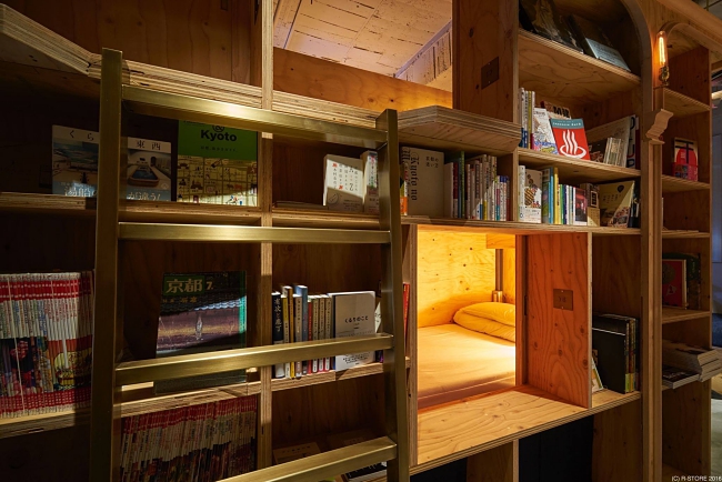 Sleep In A Bookshelf In A Japanese Hostel!