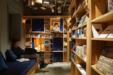 SLEEP IN A BOOKSHELF IN A JAPANESE HOSTEL!