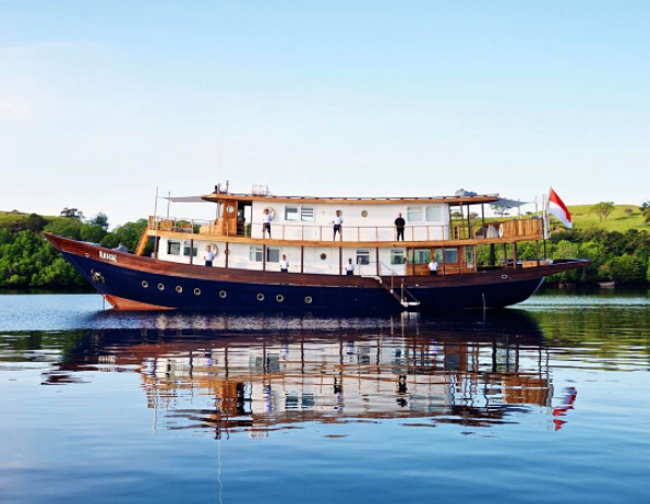5 Reasons Why You Should Book This Luxurious Phinisi Yacht For Your Next Vacay!