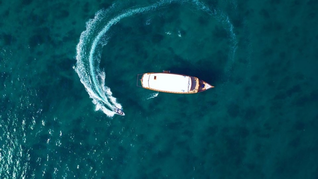 5 Reasons Why You Should Book This Luxurious Phinisi Yacht For Your Next Vacay!