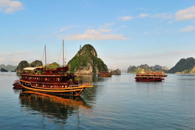 WHICH AIRLINE IS CHEAPER FOR A RETURN FLIGHT TO HANOI?