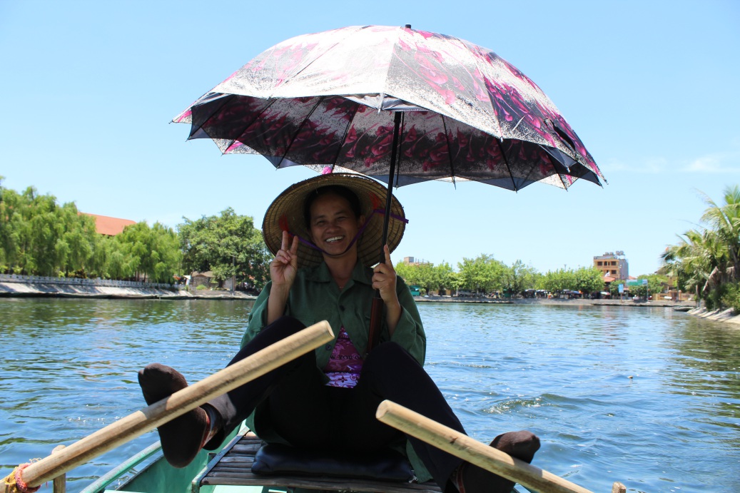 Tam Coc Rower Uses their legs to row the boat