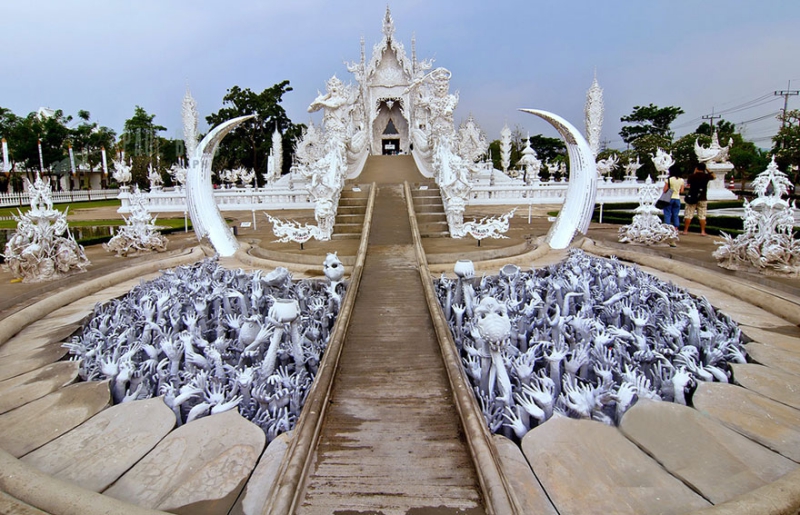 HAVE YOU SEEN THIS WHITE TEMPLE IN THAILAND?